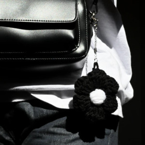 Brelok Eclipse, Ręcznie robiony brelok kwiat z włóczki – elegancki dodatek do torebki lub kluczy