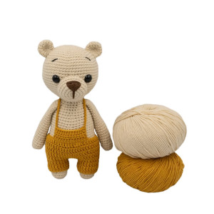 Szydełkowy miś w ogrodniczkach