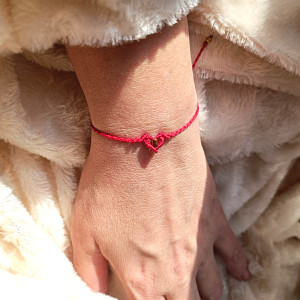 Serduszko z hematytem w makramie delikatna bransoletka z czerwonego sznurka mikro makrama