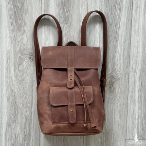 Brązowy plecak wykonany ze skóry „Crazy Horse”.