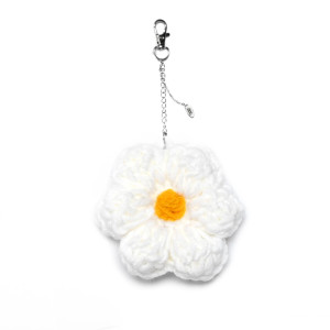Brelok Stokrotka, Ręcznie robiony brelok kwiat z włóczki – elegancki dodatek do torebki lub kluczy
