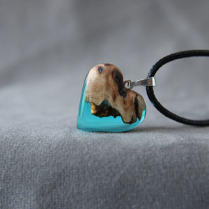 Naszyjnik serce  z drewna i żywicy