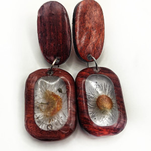 Kolczyki Drewniane z Żywicą i Maruną Bezwonną – Połączenie Natury i Stylu