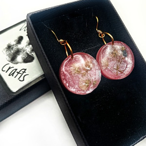 Kolczyki Perłoworóżowe z Gipsówką – Subtelność Natury w Eleganckiej Formie