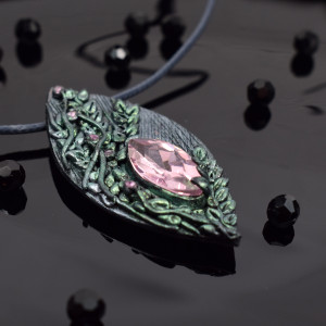 Naszyjnik z różowym kryształem