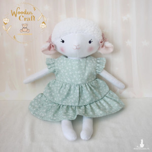 Owieczka Luna przytulanka w miętowej sukieneczce w kwiaty z falbankami