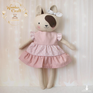 Piesek Saba przytulanka w różowej sukieneczce w kropeczki