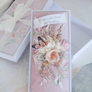 Elegancka kartka na  urodziny w pudełku – kwiaty, motyle, personalizacja