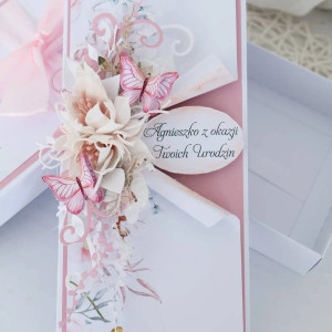 Elegancka kartka na urodziny w pudełku – kwiaty, motyle, personalizacja