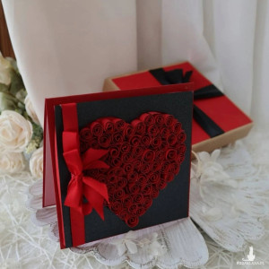 Kartka w pudełku z czerwonym sercem – romantyczny prezent z dedykacją
