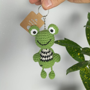 Brelok żabka w czarno białym sweterku