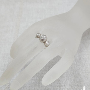 47 pierścionek vintage, srebrny, delikatny pierścionek, trzy małe kopułki