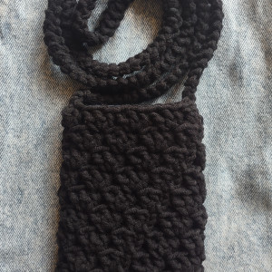 Czarne etui na telefon