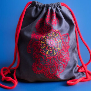 Grafitowy ręcznie haftowany workoplecak