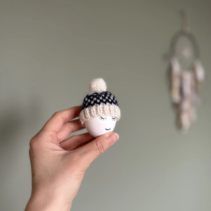 Czapeczka z pomponem na jajka wielkanocne - 1 szt.