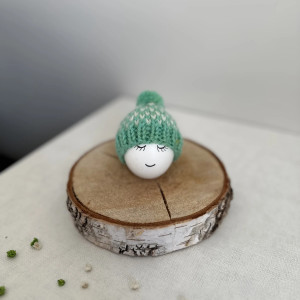 Czapeczka z pomponem na jajka wielkanocne - 1 szt.
