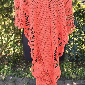 pomarańczowy szal baktus z ozdobną, koronkową bordiurą, szydełko