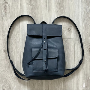 Niebieski plecak wykonany ze skóry „Crazy Horse”.