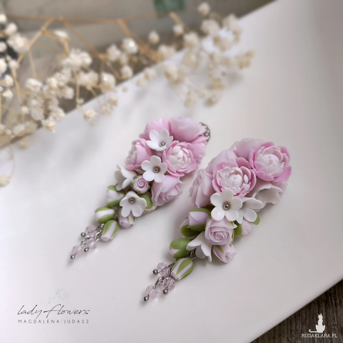 Pudrowe kolczyki z peoniami i różyczkami