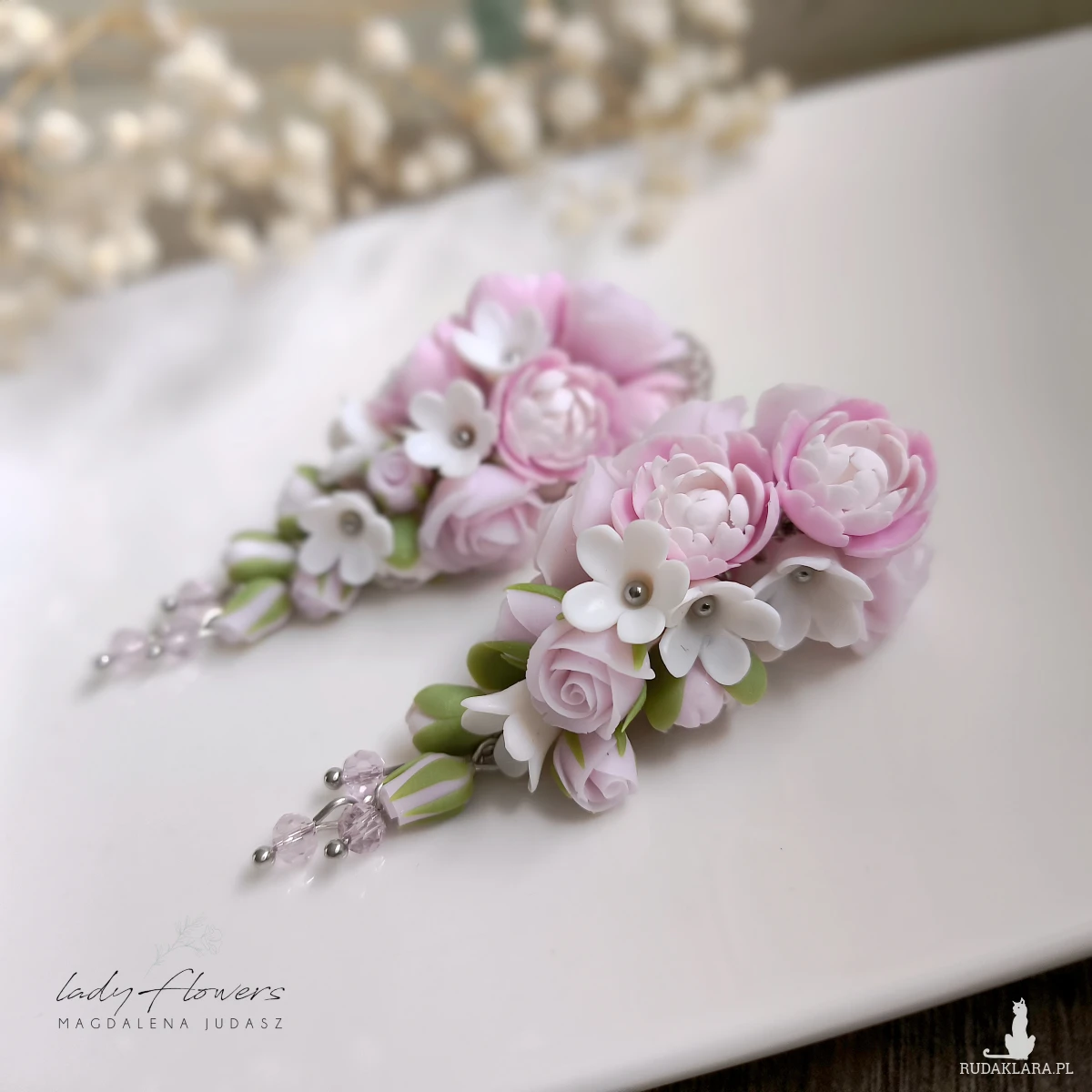 Pudrowe kolczyki z peoniami i różyczkami