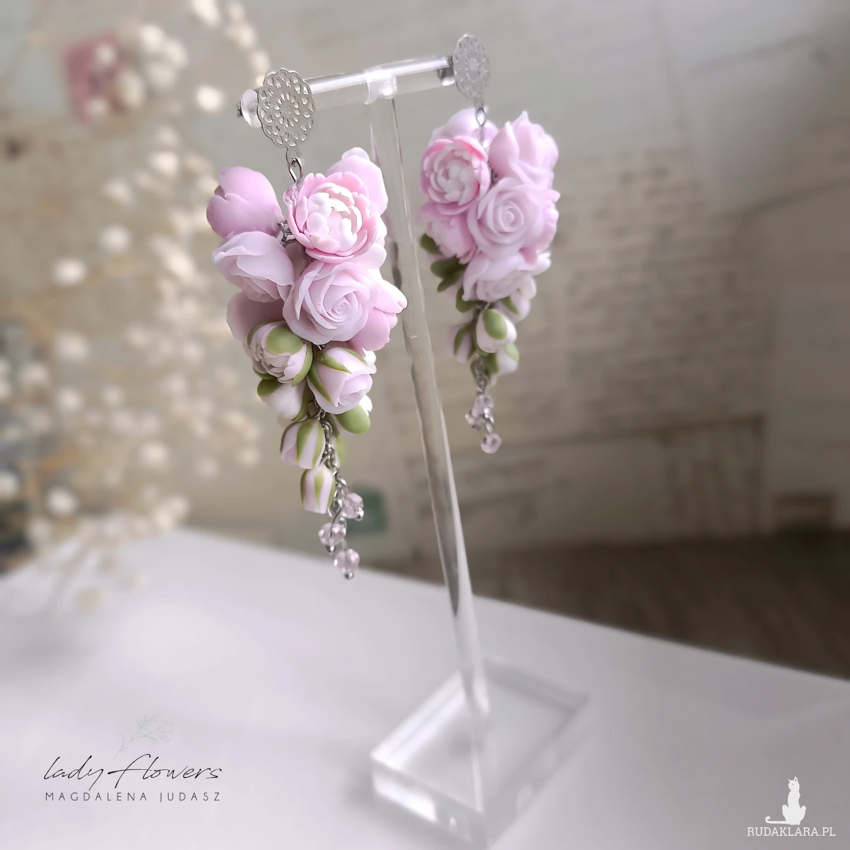 Pudrowe kolczyki z peoniami i różyczkami