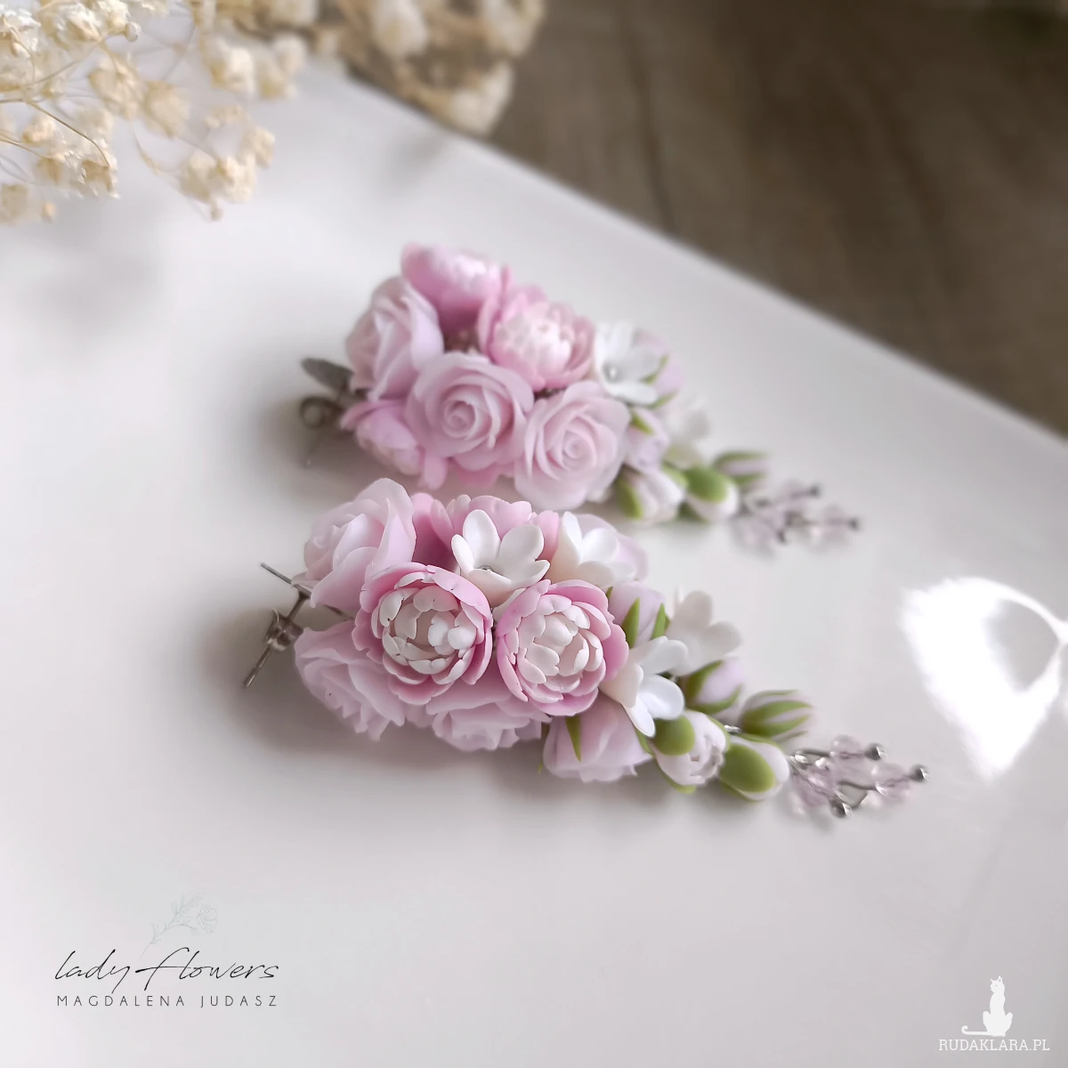 Pudrowe kolczyki z peoniami i różyczkami