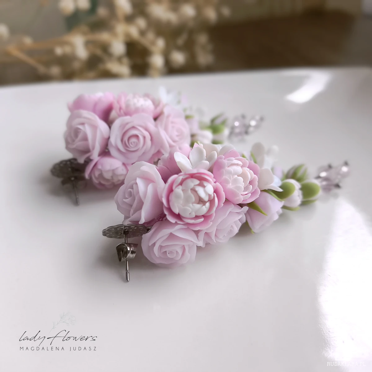 Pudrowe kolczyki z peoniami i różyczkami