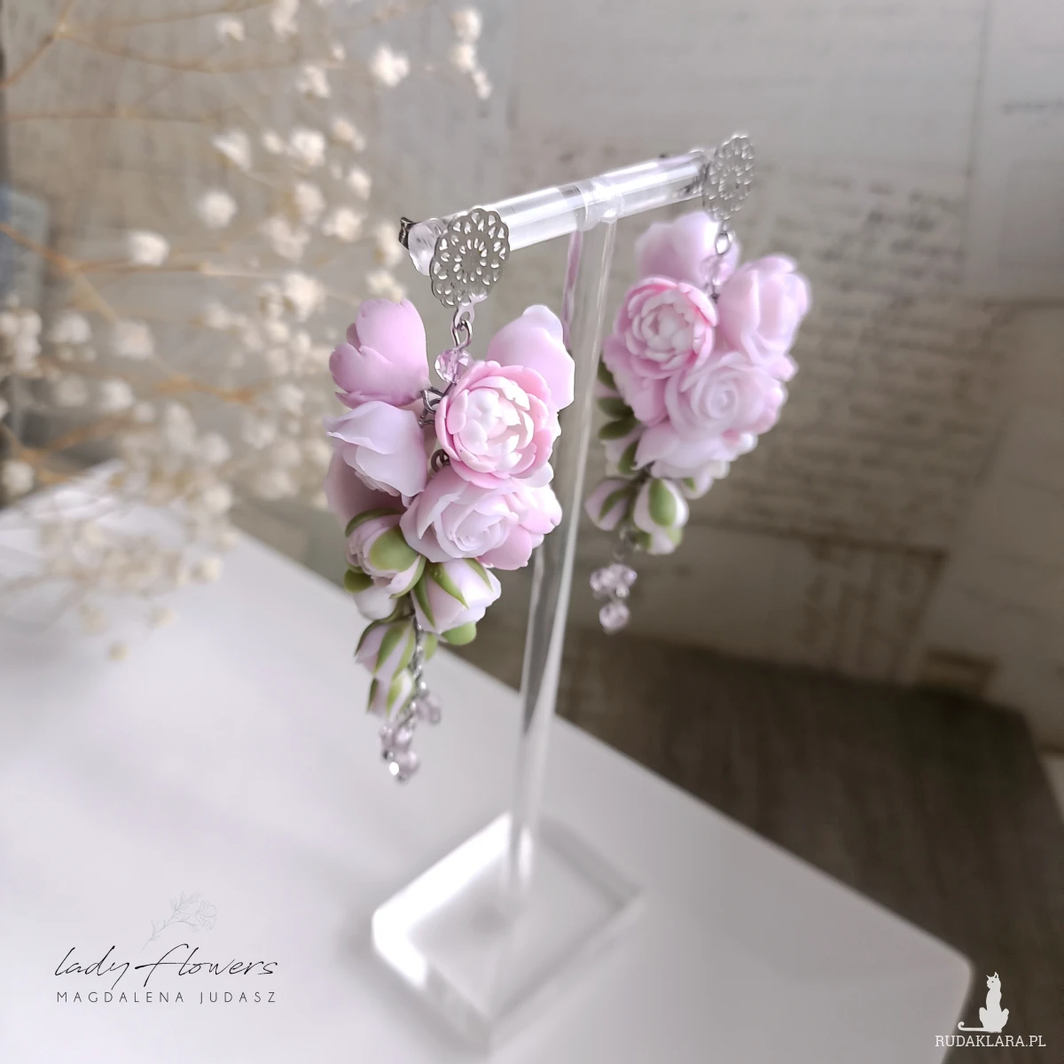 Pudrowe kolczyki z peoniami i różyczkami