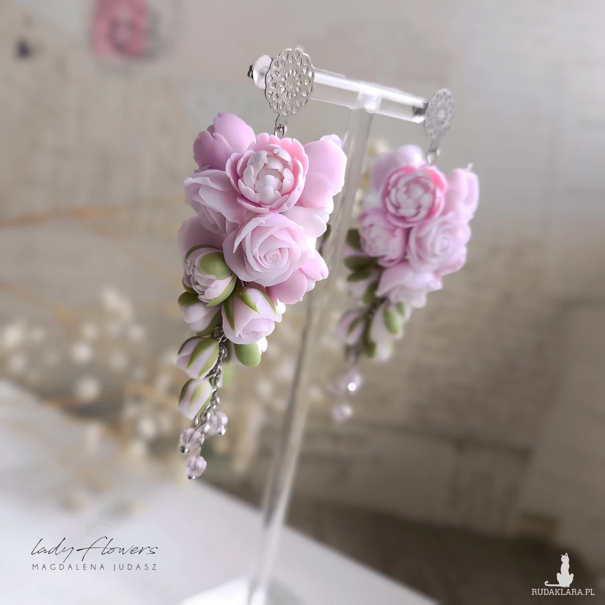 Pudrowe kolczyki z peoniami i różyczkami