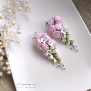 Pudrowe kolczyki z peoniami i różyczkami