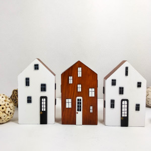 Drewniane dekoracyjne kamieniczki.