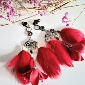 Klipsy czerwone kwiaty i pióra lekkie i długie