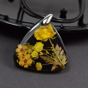 Naszyjnik z kwiatami w żywicy