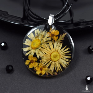 Stokrotki - duży wisior z kwiatami w żywicy