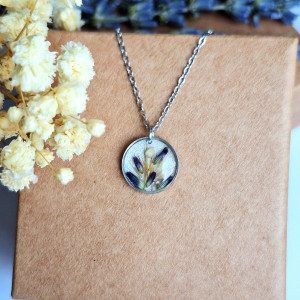 Wisiorek z żywicy z suszonymi kwiatami lawendy srebrny na białym tle