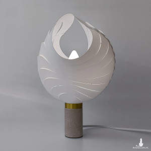 Lampka nocna ze śnieżnobiałym wodoodpornym abażurem