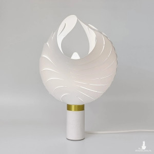 Lampka nocna ze śnieżnobiałym wodoodpornym abażurem