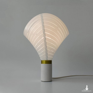 Lampka nocna ze śnieżnobiałym wodoodpornym abażurem