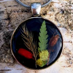 Wisiorek z roślinami w żywicy