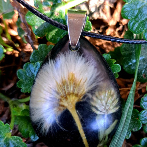 Naszyjnik z wisiorkiem z żywicy z suszonym kwiatem