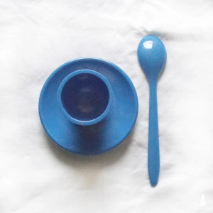 vintage jajcarka z łyżeczką, niebieska jajcarka, niebieski kieliszek na jajka, niebieska jajcarka, prl sprzęty, prl akcesoria, prl jajcarka