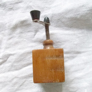 retro dekoracja do kuchni, prl akcesoria, prl sprzęty, vintage dekoracja do domu, vintage sprzęty, vintage dekoracje, prl naczynia, drewniane dekoracje  retro młynek ręczny