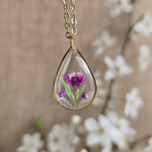 Złota zawieszka złoty wisiorek kwiat naszyjnik żywica z żywicy kwiaty łezka łza kropelka fioletowa gipsówka
