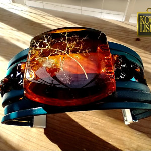 Amber "gorejący" - bransoleta z żywicy i rzemieni