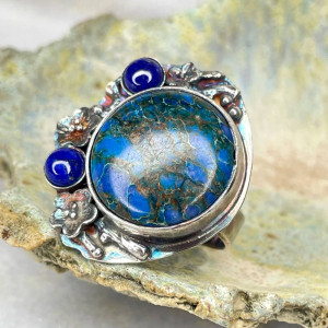 Pierścień z jaspisem i lapis lazuli w kwiatach a1152