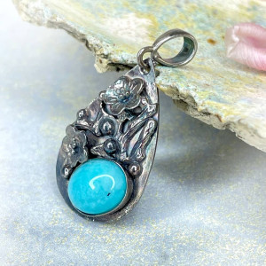 Wisior z pastelowym amazonitem w srebrnych kwiatach a1168