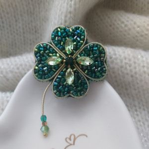 Wyjątkowa broszka czterolistna koniczyna
