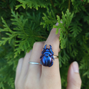 Pierścionek żuczek ręcznie malowany i rzeźbione, idealne na prezent