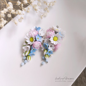 Długie kolczyki z peoniami, stokrotkami i niezapominajkami