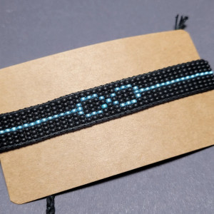 Bransoletka czarna matowa z symbołem nieskończoności z koralików Preciosa z regulowanym zapięciem